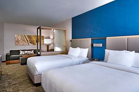 Suite with 2 Queen Trundle Beds