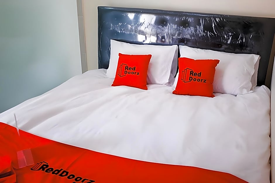 RedDoorz Plus near Mall Ciputra Jakarta