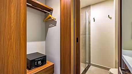 Queen Room - Non-Smoking