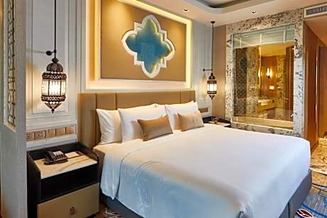 Jacuzzi Sky Suite Club Lounge Access