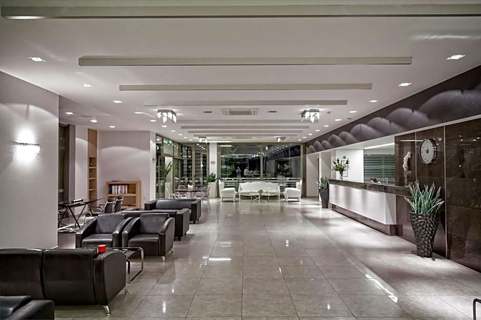 Lagomandra Luxury Suites with Private Pools
