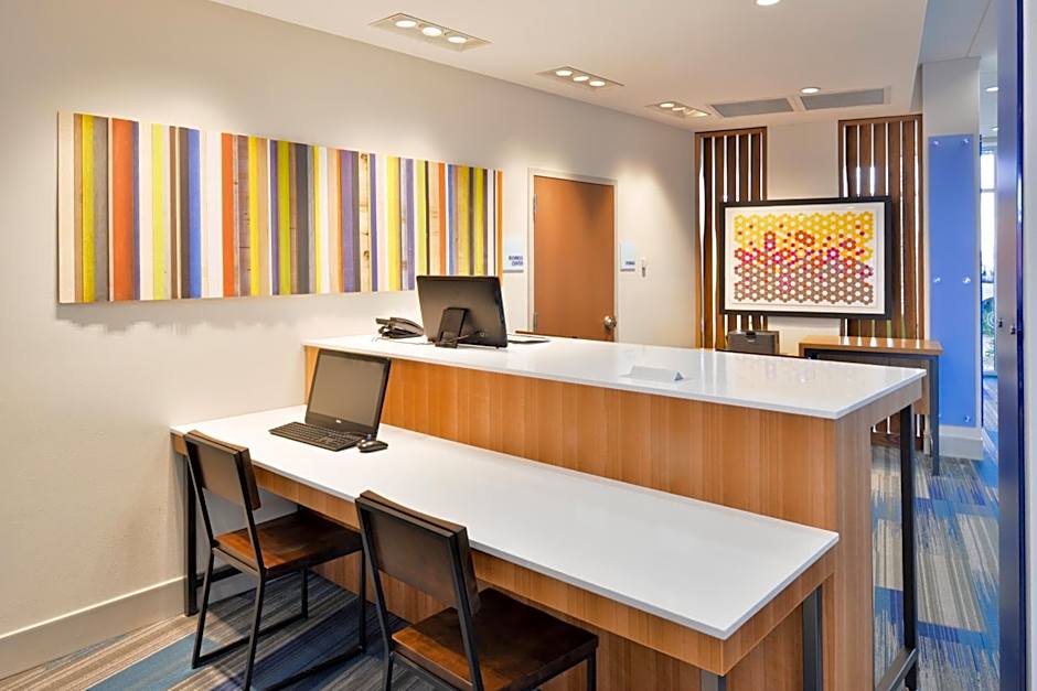 Holiday Inn Express & Suites Madison By IHG