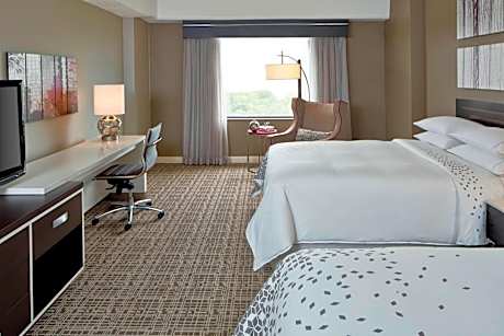 Queen Room with Two Queen Beds and Adapted Tub - Mobility Accessible