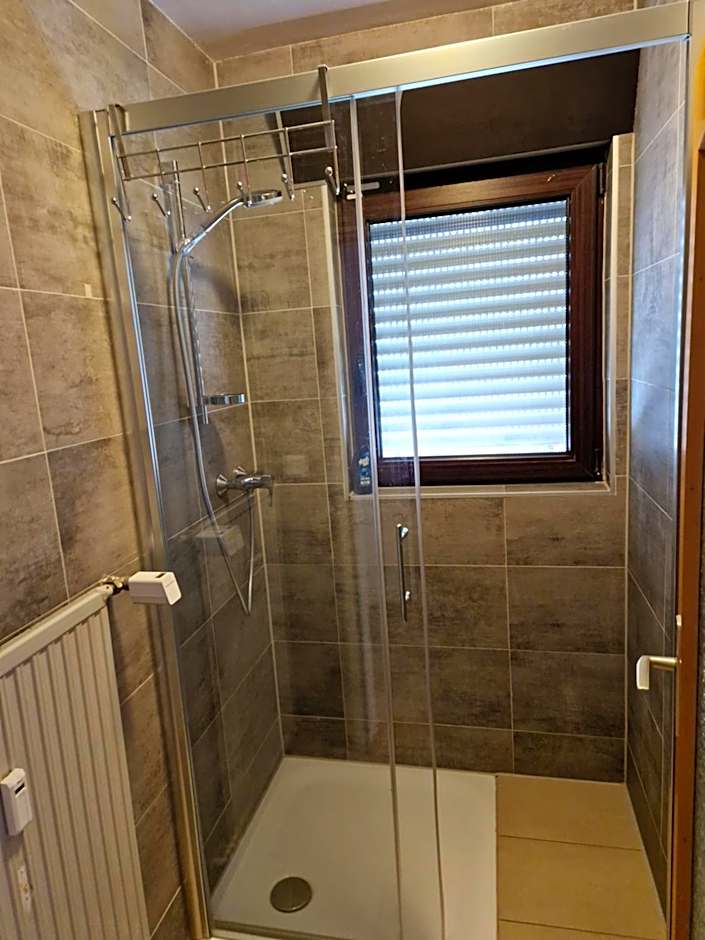 Parkplätze, Einzelbetten, 2 TVs, Balkon, Terrasse, fast Wi-Fi bis zu 1000 Mbit, Homeoffice