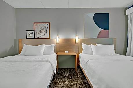 2 Queen Beds Mobility Accessible With Bathtub