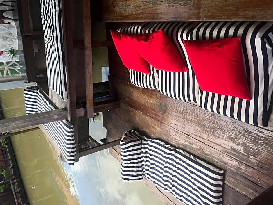 At Casa Guesthouse Amphawa