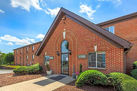 HomeTowne Studios & Suites by Red Roof Greensboro