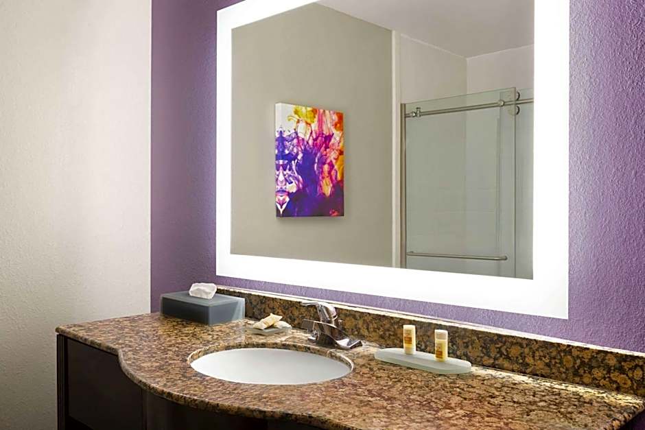 La Quinta Inn & Suites by Wyndham Lackawanna - Buffalo