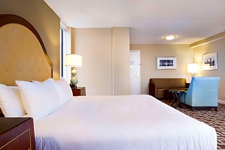 Queen Room with Roll-in Shower - Mobility/Hearing Access