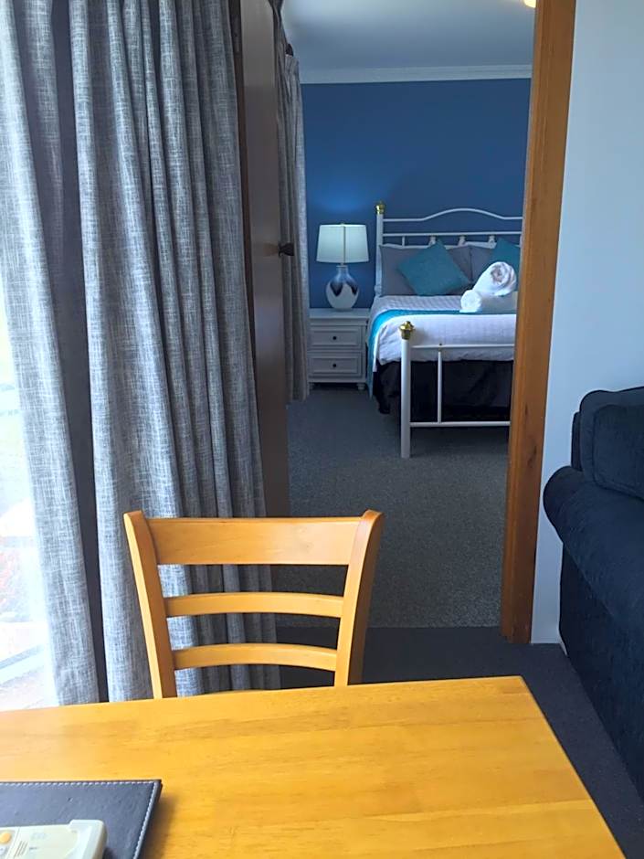 Regatta Point Tavern & Holiday Villas