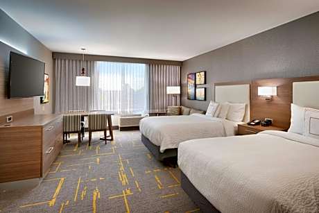 2 Room Suite, 2 Queen Beds with Sofa Bed, and 2 Twin Bunk Beds