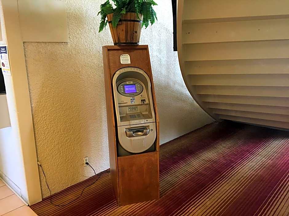 Days Inn & Suites by Wyndham Fort Pierce Midtown