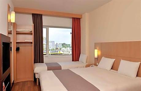 Room with the new ibis double bed and one additional ibis bed