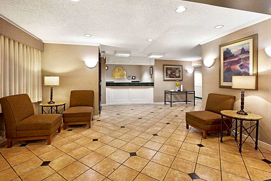 La Quinta Inn & Suites by Wyndham Detroit Canton