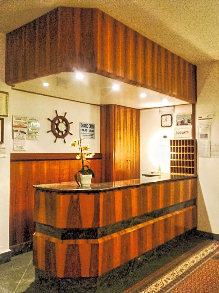 Hotel Caesar B&B Fronte Mare in Centro di Milano Marittima