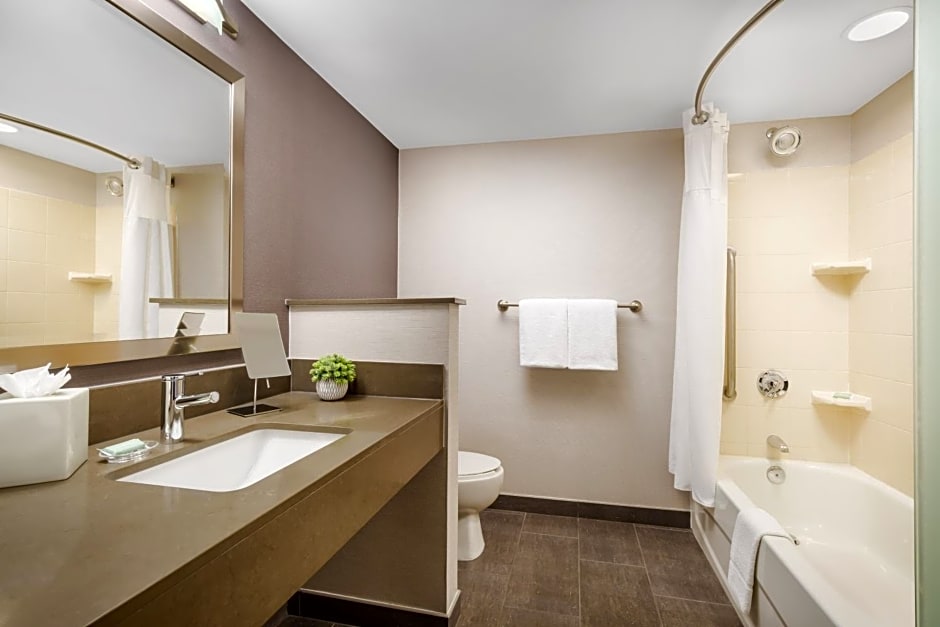 Courtyard by Marriott Manchester-Boston Regional Airport