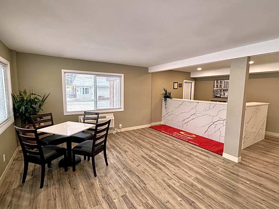 Econo Lodge Inn & Suites