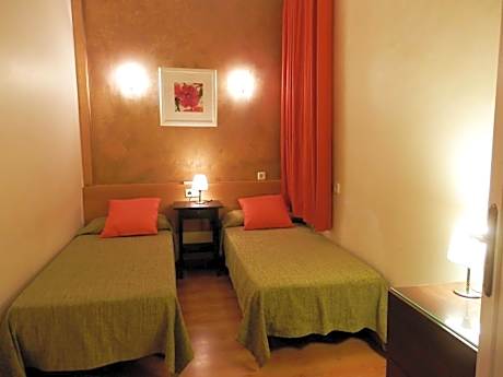 Basic Twin Room with Shared Bathroom