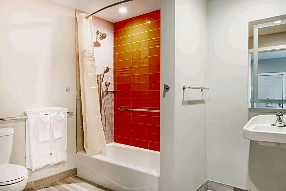 Rodeway Inn Near Melrose Ave