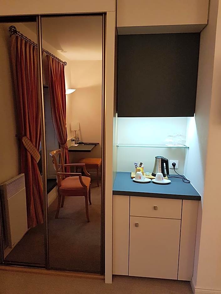 Logis Hôtel Restaurant Le Dauphin et Le Spa du Prieuré