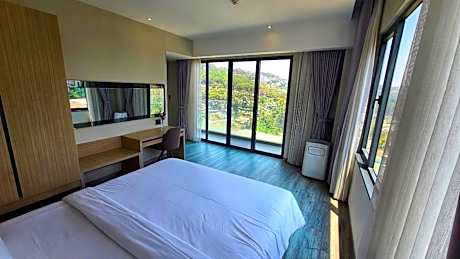 Apartment with Mountain View