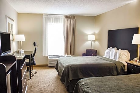 Quadruple Room with Two Queen Beds and Tub - Disability Access/Non Smoking/Exterior Hall/Pet Friendly