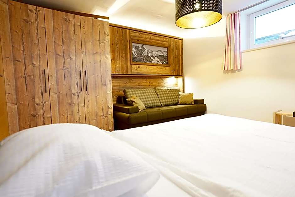 Elinas Mountain Views