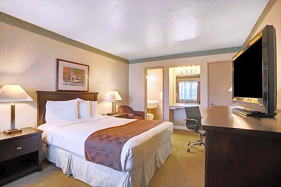 Travelodge by Wyndham Everett City Center