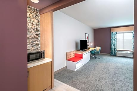 2 Queen Mobility/Hearing Accessible W/Bathtub