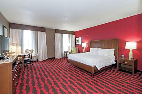 1 Kng Mobility/hearing Access W/roll In Shower Vis Firealrm/door/phn Alrt-comp Wifi-hidef Tv Refrige