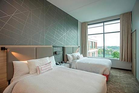 Queen Suite with Tub - Mobility Accessible