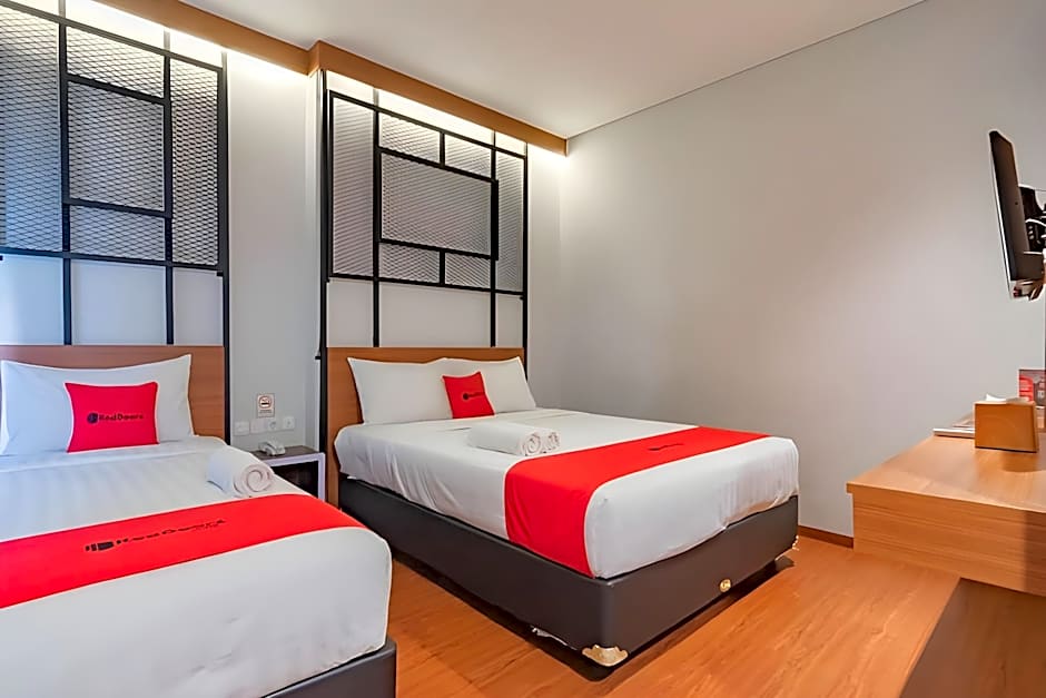 RedDoorz Plus @ Doorman Guest House