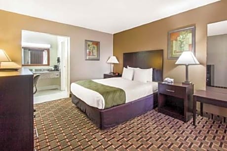 Queen Room with Pool View - Non-Smoking