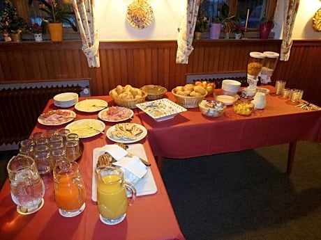 Family Room (3 Adults)