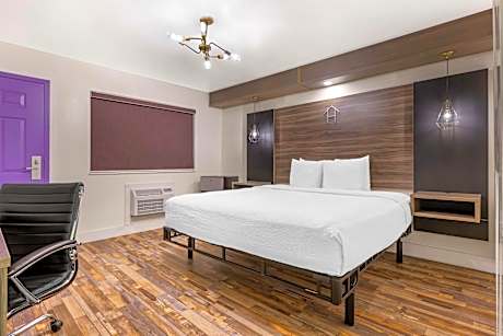 1 King Bed Non-Smoking Work Desk Work Space Mini Fridge Wi-Fi Heated Toilet