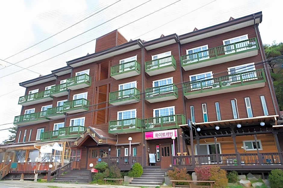 Goodstay White Cabin Pension