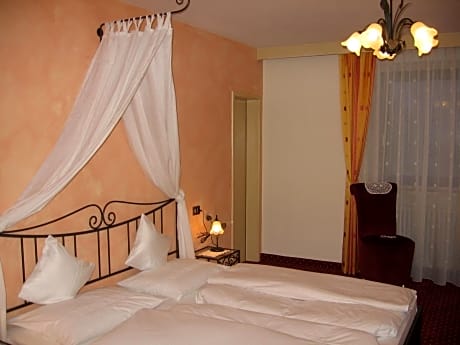 Double Room with Balcony and Mountain View