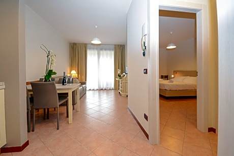 One-Bedroom Apartment with Lake View