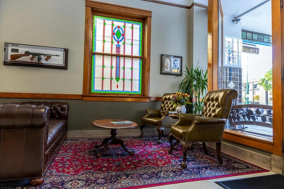 Gardner Hotel & Hostel