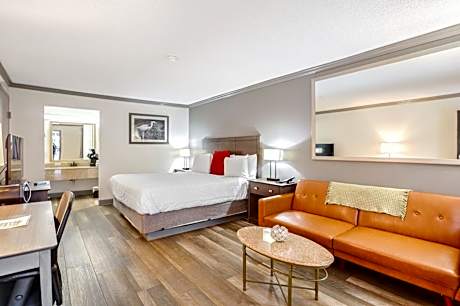 King Room with Pool View - Non-Smoking