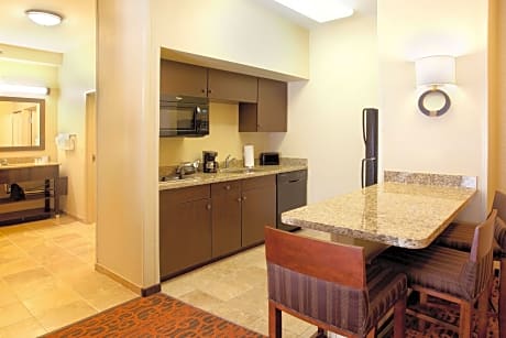 2 Qn Bds 1 Bdrm Ste W/Kitchen Walk Out Patio