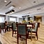 Hampton Inn & Suites Cincinnati Midtown Rookwood