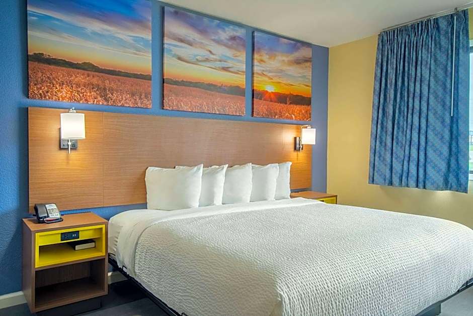 Days Inn & Suites by Wyndham Waterloo