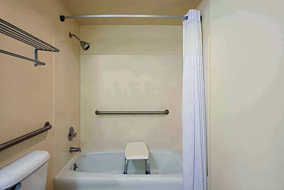 Days Inn by Wyndham Fremont