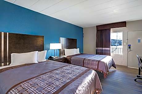 2 Queen Beds | Smoking, Micfridge