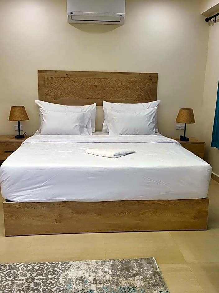 The Gate Hotel Front Pyramids & Sphinx View