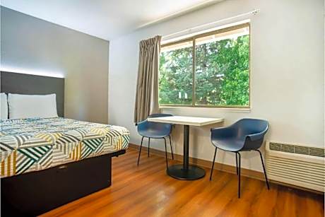 1 King Bed | Non-Smoking