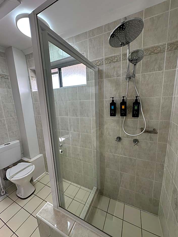 The Oaks Hotel Motel