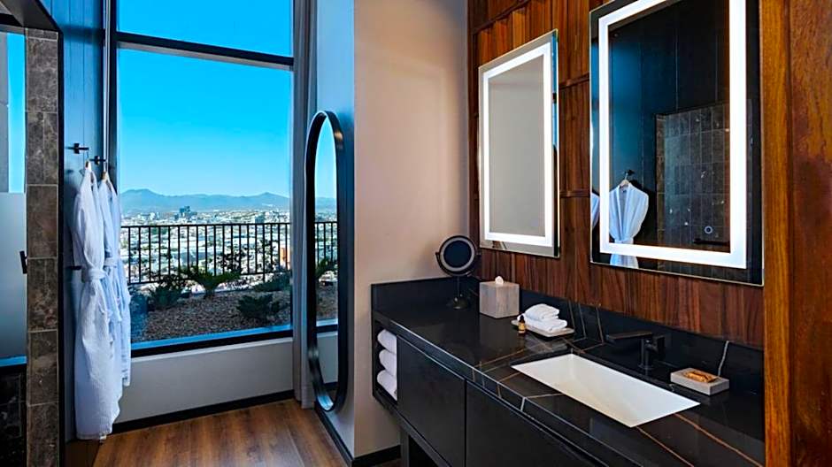 VETTA, DISTRITO UNO, AUTOGRAPH COLLECTION