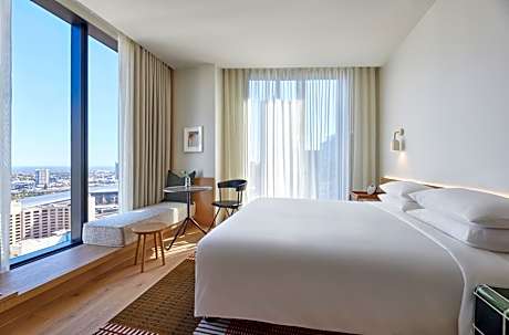 Deluxe King Room with City View